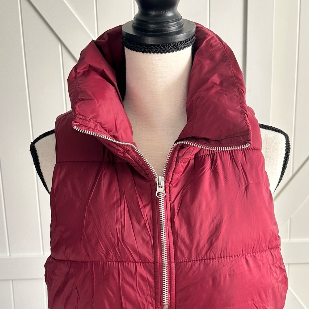EUC Old Navy Puffer Vest Burgundy Size Small - Picture 2 of 6